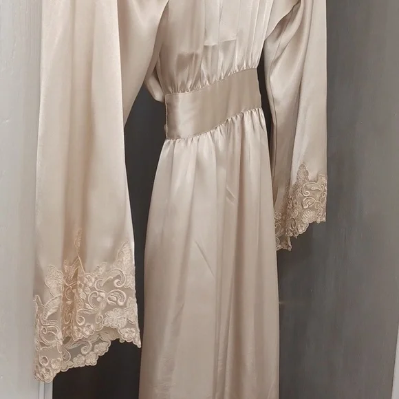 Jaclyn Smith Robe - Picture 7 of 8